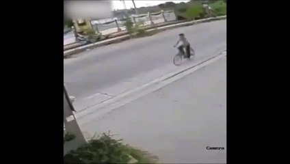 Voici le cycliste le plus chanceux du monde... Incroyable