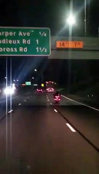 Un motard rate la sortie d'autoroute et se prend une grosse gamelle