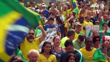 Скачать видео: Miles de brasileños se manifiestan en apoyo del ultraderechista Bolsonaro