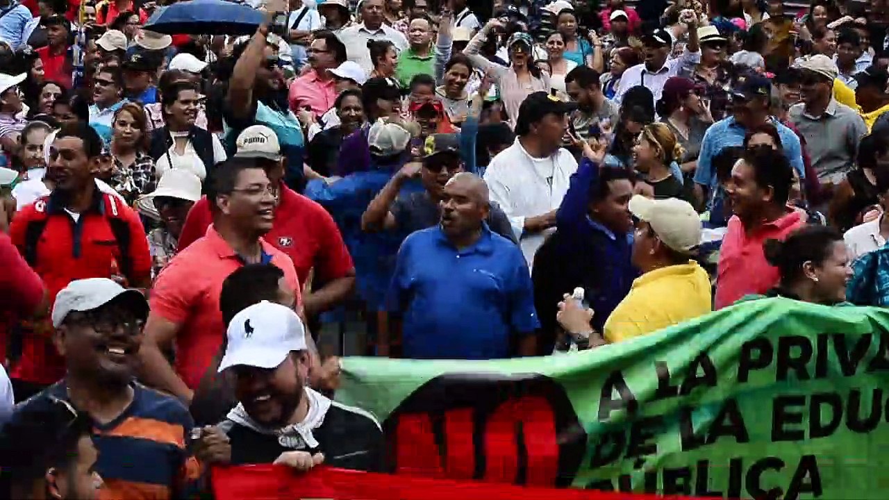 Docentes y médicos hondureños mantienen manifestaciones contra "privatizaciones"