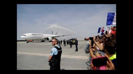 Le "water salute" qui a accueilli l'Equipe de France à Roissy est une vieille tradition