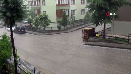 15 dakikalık dolu yağışı cadde ve sokakları beyaza bürüdü