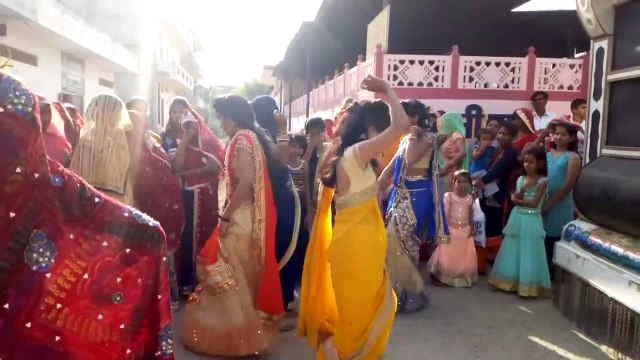 girls are dancing so cute