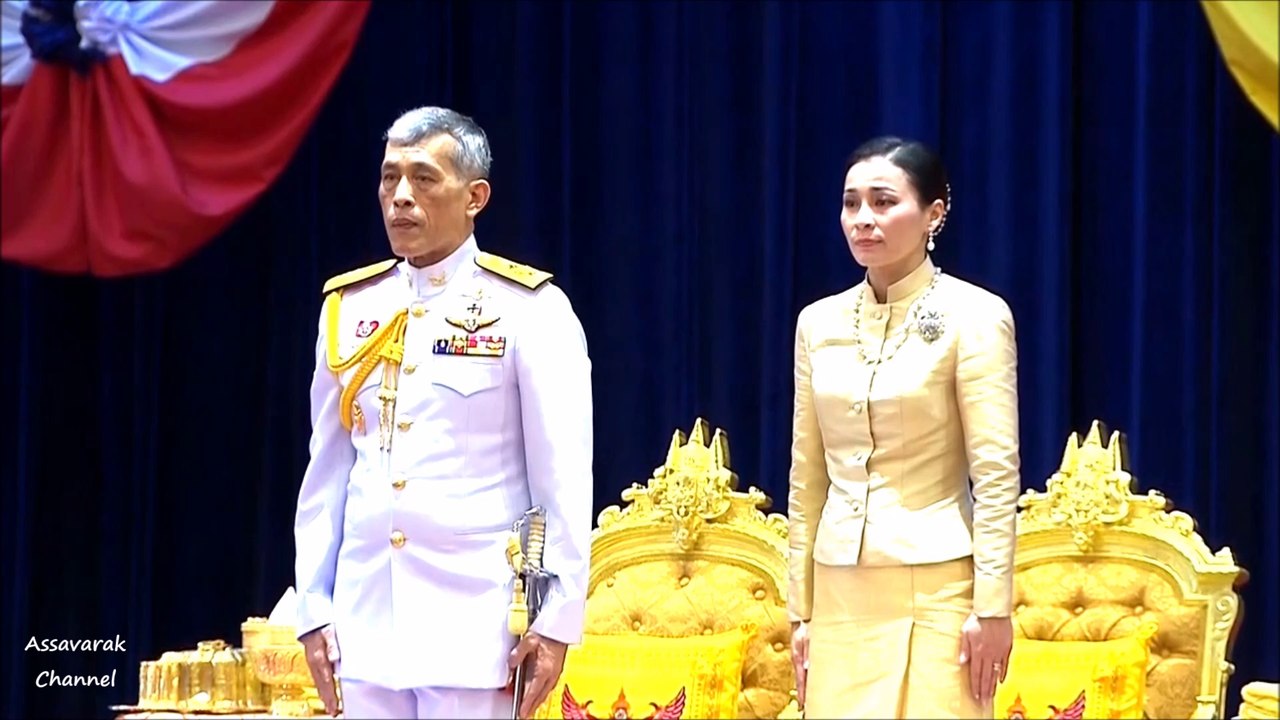 ในหลวง – สมเด็จพระนางเจ้าสุทิดาฯ พระบรมราชินี เสด็จทรงเปิดประชุมรัฐสภา ครั้งแรกในรัชกาลปัจจุบัน