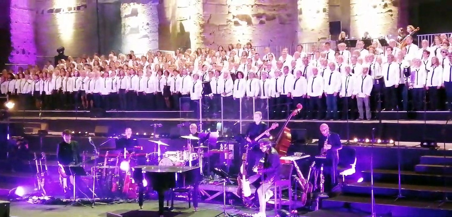 Orange : 1200 choristes chantent Goldman