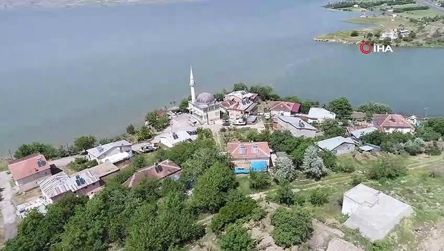 Keban Baraj Gölü’nün havzasında yer alan köy, suların yükselmesiyle eşsiz manzaraya büründü