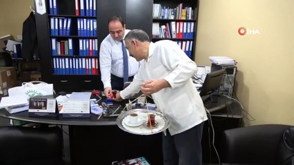 Elektrikli kaykayla servis yapan çaycı, 10 kişinin yaptığı işi tek başına yapıyor