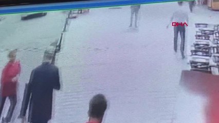 İSTANBUL- - BEYOĞLU'NDA KAZA KAMERADA: KALDIRIMDA YÜRÜYENLER SANİYELERLE KURTULDU