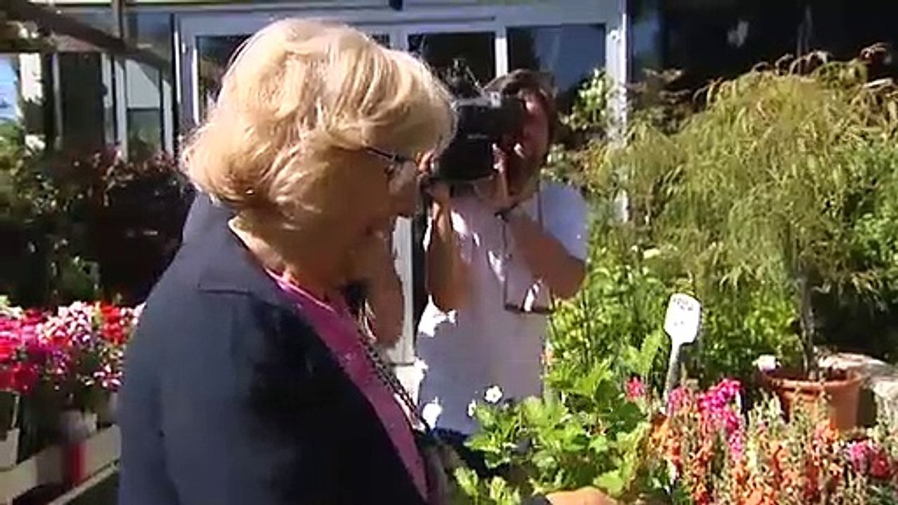 Manuela Carmena dedica la jornada de reflexión a comprar flores e ir al cine
