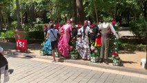 Aficionados del Valencia y Barcelona en la Plaza de España de Sevilla