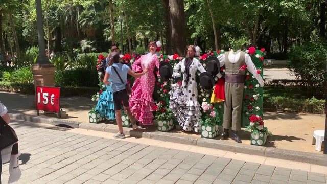 Aficionados del Valencia y Barcelona en la Plaza de España de Sevilla
