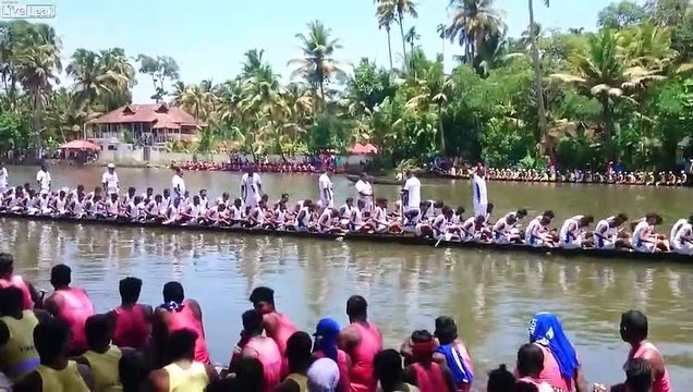 Une pirogue à 120 rameurs, impressionnant !