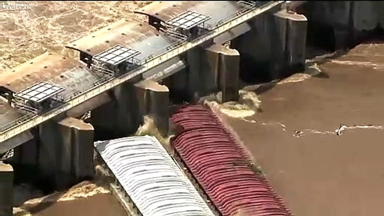 Ces 2 barges coulent emportées par le courant sur un barrage !