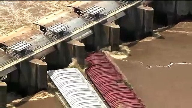 Ces 2 barges coulent emportées par le courant sur un barrage !
