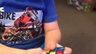 7 ans, il résout un Rubik's Cube sans regarder...