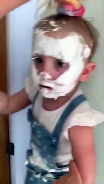Cette fillette s'est couverte de crème.. et toute la chambre !