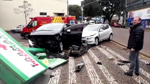 Grave acidente envolve três veículos na Rua Paraná, no centro de Cascavel