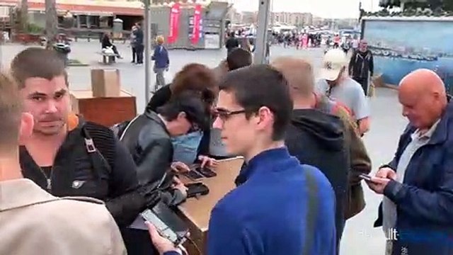 Des chasseurs de pokémons sur les quais du Cap d'Agde