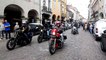 La parade des Harley-Davidson sous les arcades de Louhans
