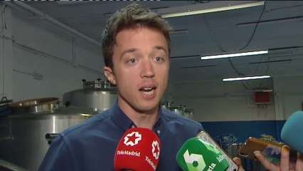 Errejón "despeja la cabeza" en la jornada de reflexión con amigos y compañeros