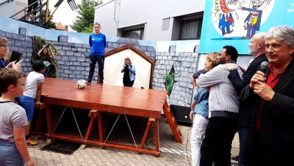 Kelly Gayrard plus habile que Frank Leboeuf avec un ballon de foot ?