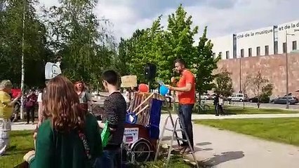 A Strasbourg, une ironique remise de prix, lors de la marche pour le climat