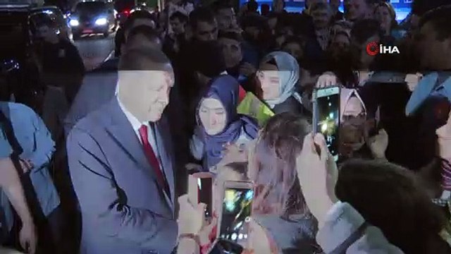 Cumhurbaşkanı Erdoğan Yenikapı İftarı sonrası vatandaşlarla sohbet etti