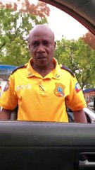 polisye a manke rache tout dan nan djòl misye ak kalòt...El policía extraña todos los dientes en su falso y bofetada..