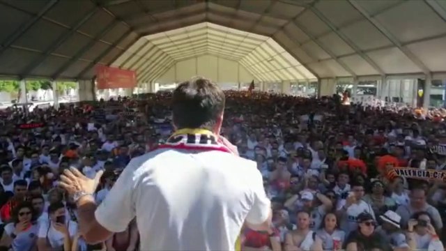 Final Copa del Rey Barcelona - Valencia: El Actor Quique Arce Recita Un Poema al Valencia