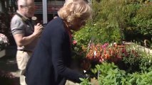 Manuela Carmena dedica la jornada de reflexión a comprar flores e ir al cine