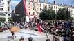 Spectateurs et artistes dans les rues de Saint-Etienne pour le festival Complètement gaga