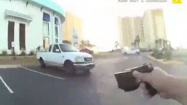 Un conducteur prend la fuite en plein controle de police... Impressionnant