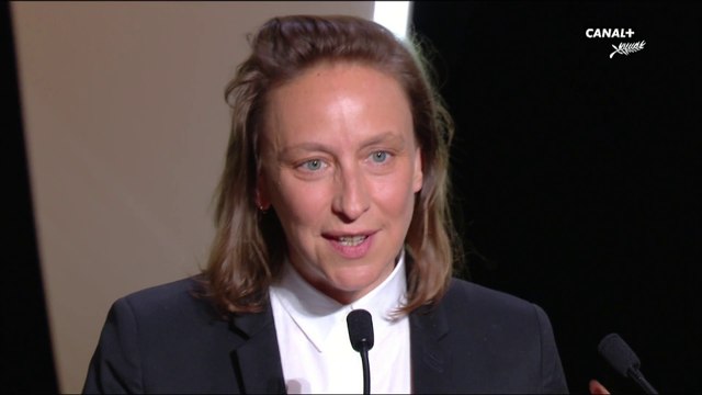 Céline Sciamma reçoit le prix du scénario pour le film Portrait de la Jeune Fille en Feu - Cannes 2019