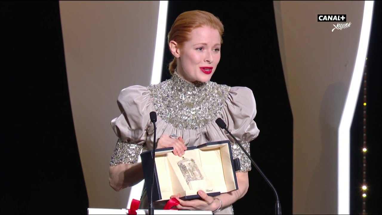 Emily Beecham reçoit le prix d'interprétation féminine pour Little Joe - Cannes 2019