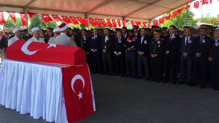 Şehit oğlunu üniformasını giyerek uğurladı - İSTANBUL