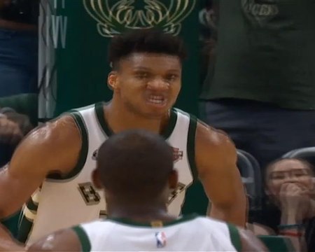 لقطة: كرة سلّة: جيانيس يتخطى ثلاثة لاعبين ويُسجّل سلّة ساحقة