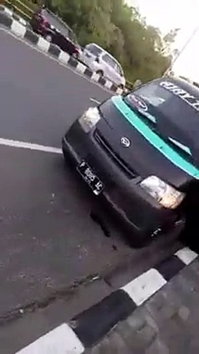 Buang Sampah Sembarangan Sopir Ini Ditegur Kelian Menega