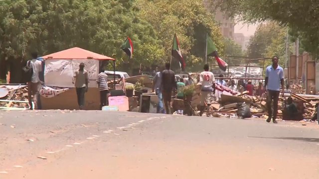 قوى التغيير تدعو لإضراب والمهنيون يحذرون من فصل المشاركين