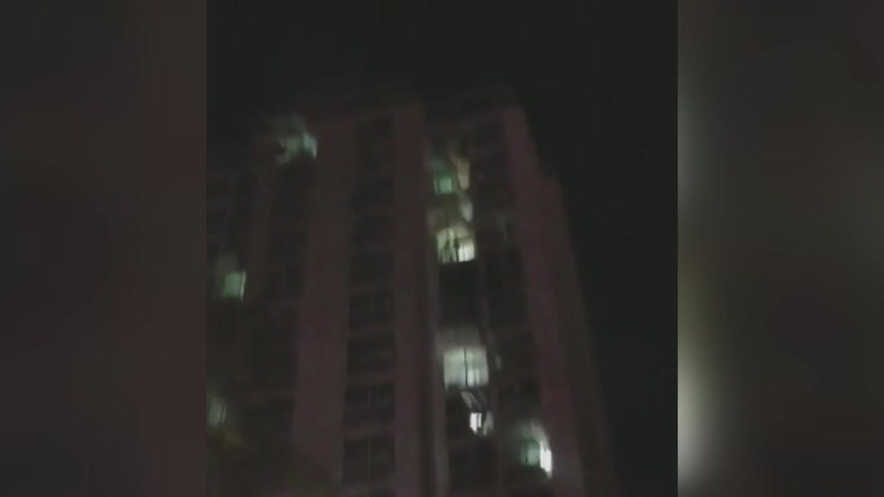 경기 광명시 아파트 14층서 50대 남성 투신 시도 소동 / YTN