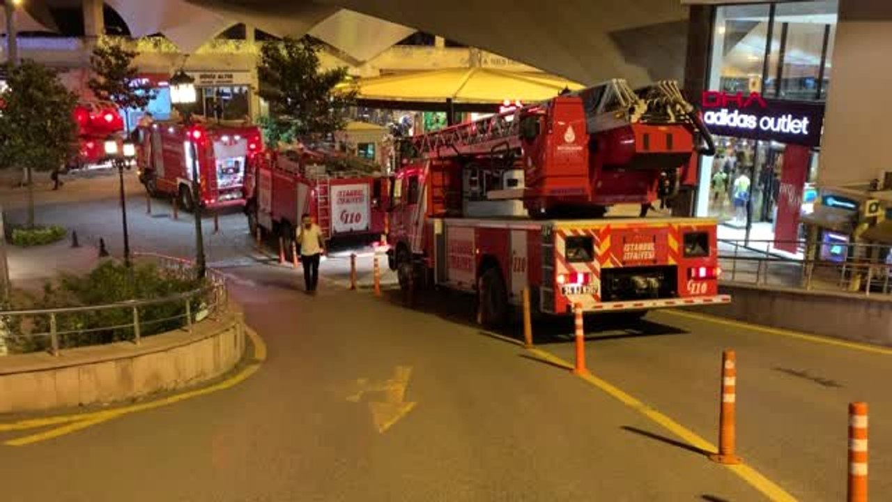 PENDİK'TE ALIŞVERİŞ MERKEZİNDE YANGIN