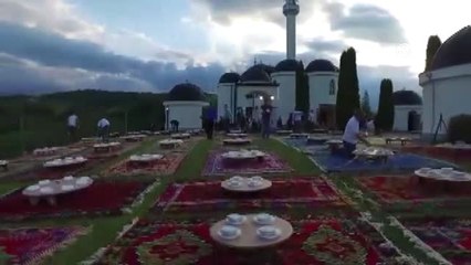 Geleneksel Bosna iftarı çiçekleri andırdı