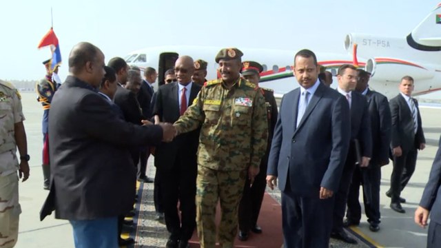 عباس كامل ومحمد عبد العاطي يستقبلان رئيس المجلس العسكري السوداني