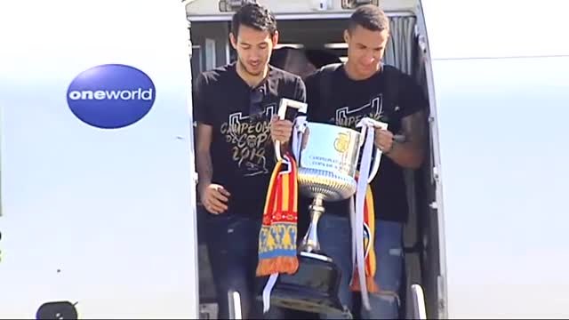 El Valencia protagoniza ante su afición el paseo de la victoria tras el triunfo en la Copa