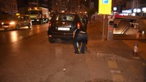 İzmir'de otomobile ateş açıldı: Baba-oğul yaralı