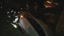Kocaeli'de otomobil evin bahçesine düştü: 2 yaralı