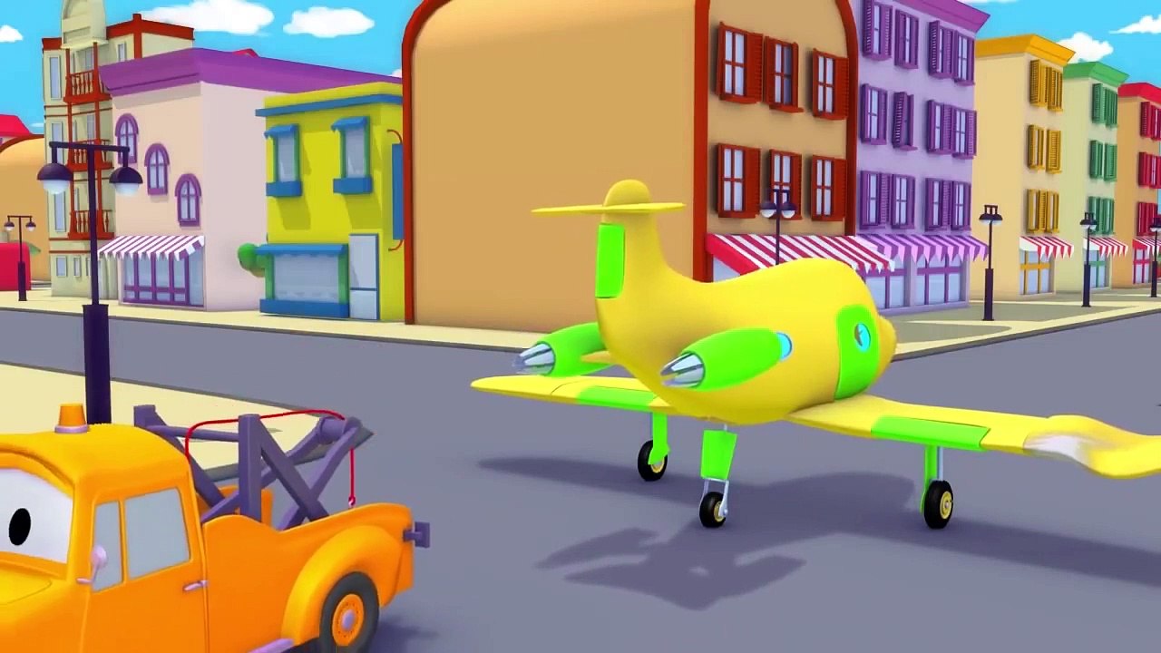 Tom la Dépanneuse et Matt la voiture de police à Car City | Voitures et camions dessins animés