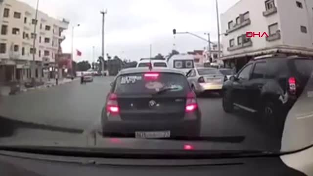 DHA DIŞ ? Polisin gözü önünde hırsızlık yaptı