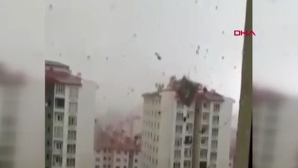 AĞRI'DA FIRTINA ÇATIYI UÇURDU