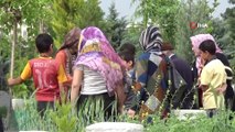 Diyarbakır’ın ‘korkusuz’ çocukları...Kilolarınca ağırlıktaki su bidonlarını taşıyıp satan çocuklar bayram harçlıklarını çıkarıyor