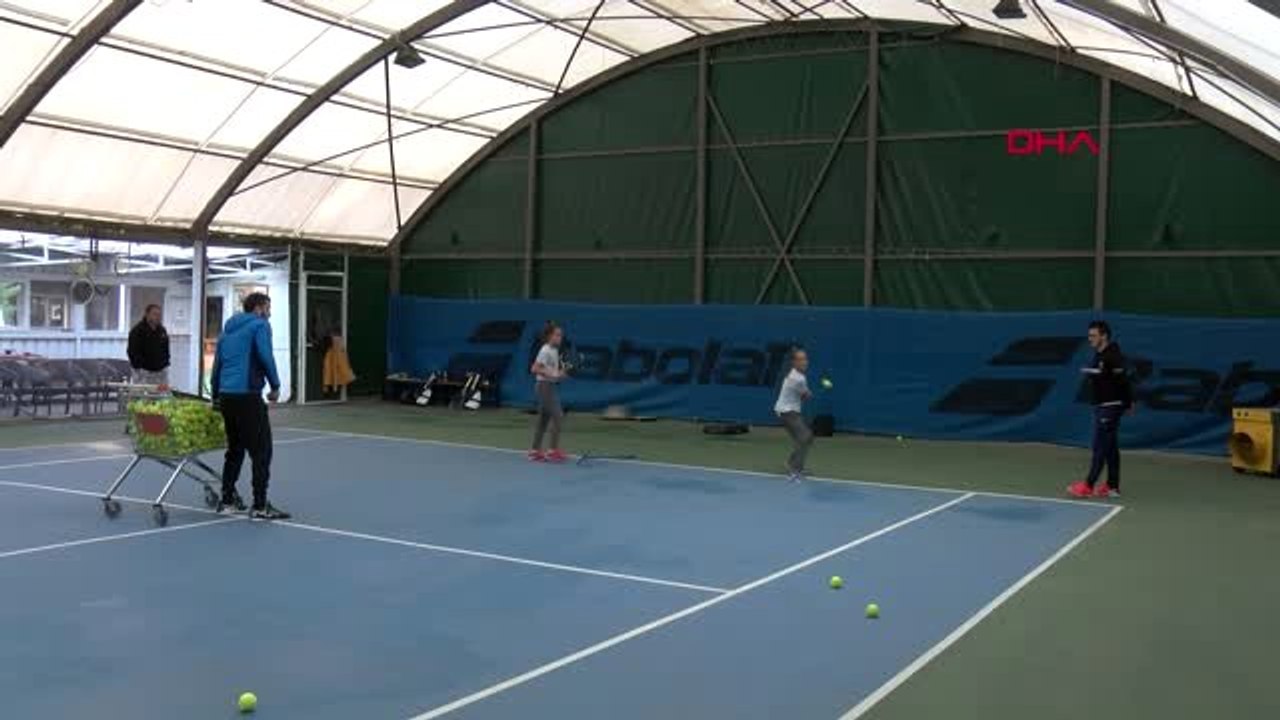 SPOR 12 yaşındaki raket hayallerine tenis ile uzanıyor